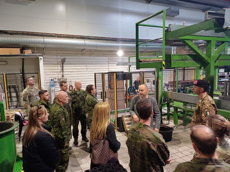 Ādažos ciemojās NATO paplašinātās kaujas grupas Latvijā pārstāvji. 